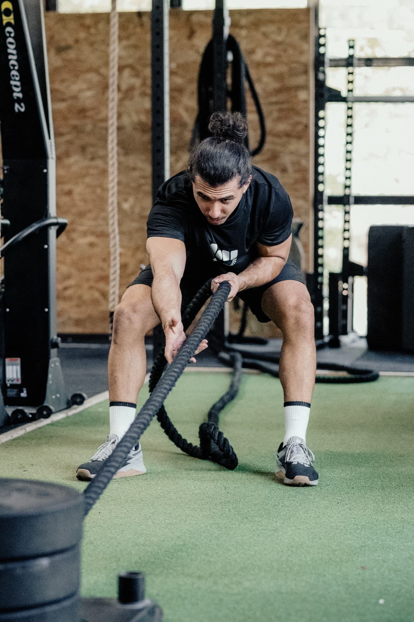 Atleta principiante che fa sled-pull in preparazione per una Hyrox.