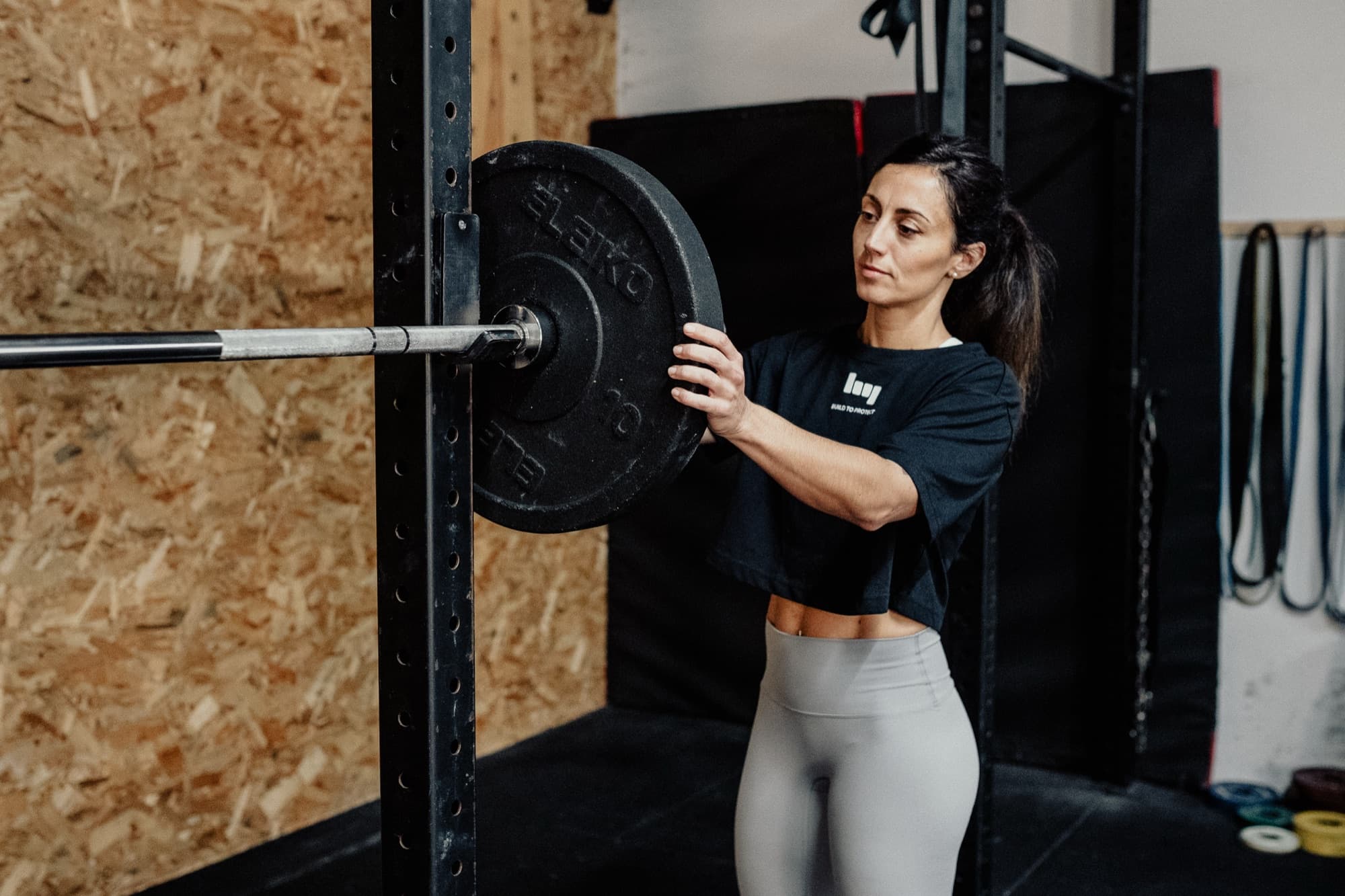 Atleta che carica il bilanciere.