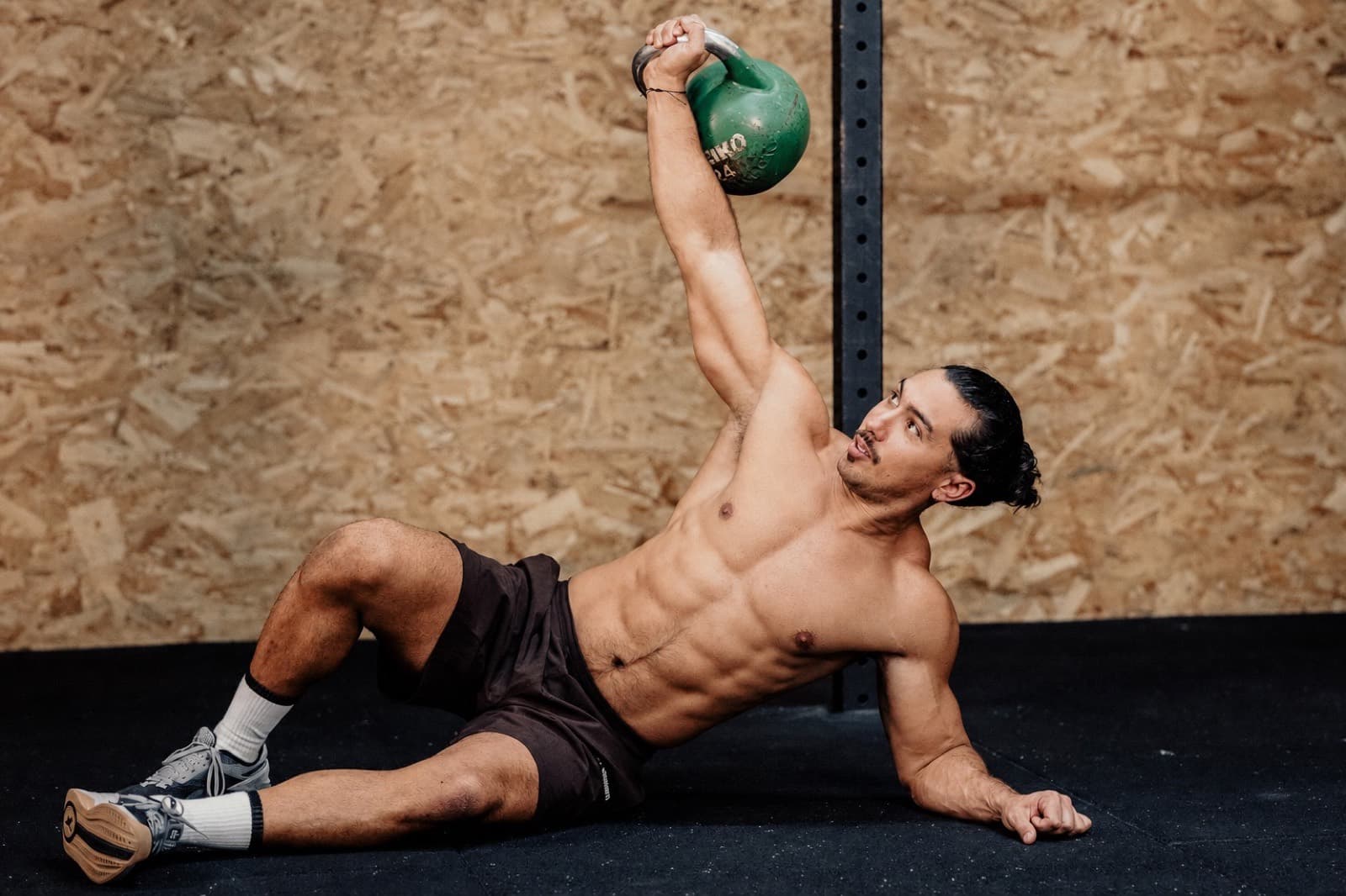 Atleta recibiendo un snatch, con todo el cuerpo bajo carga